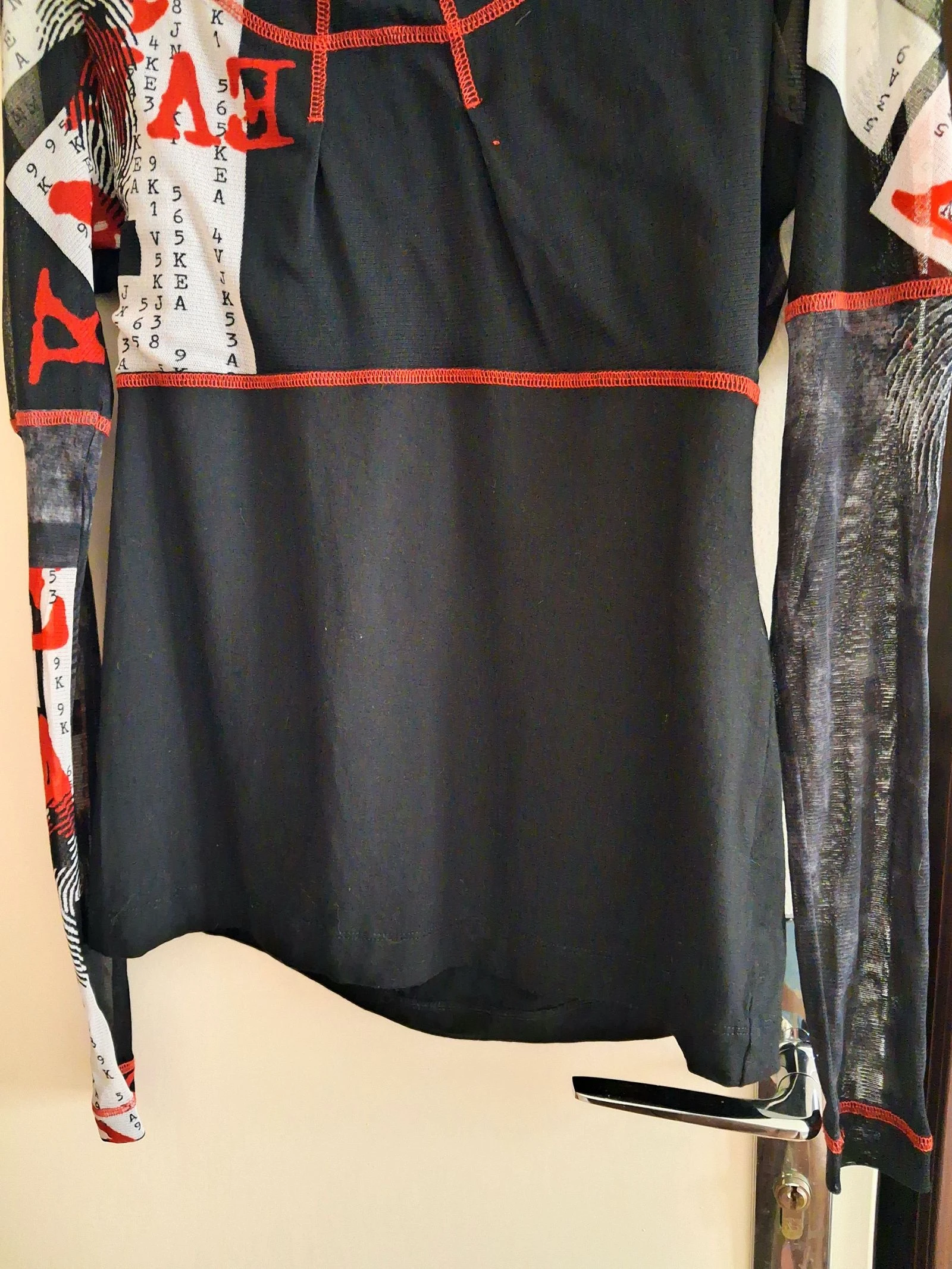 Linda blusa E K preta e vermelha tamanho 40 – photo 2